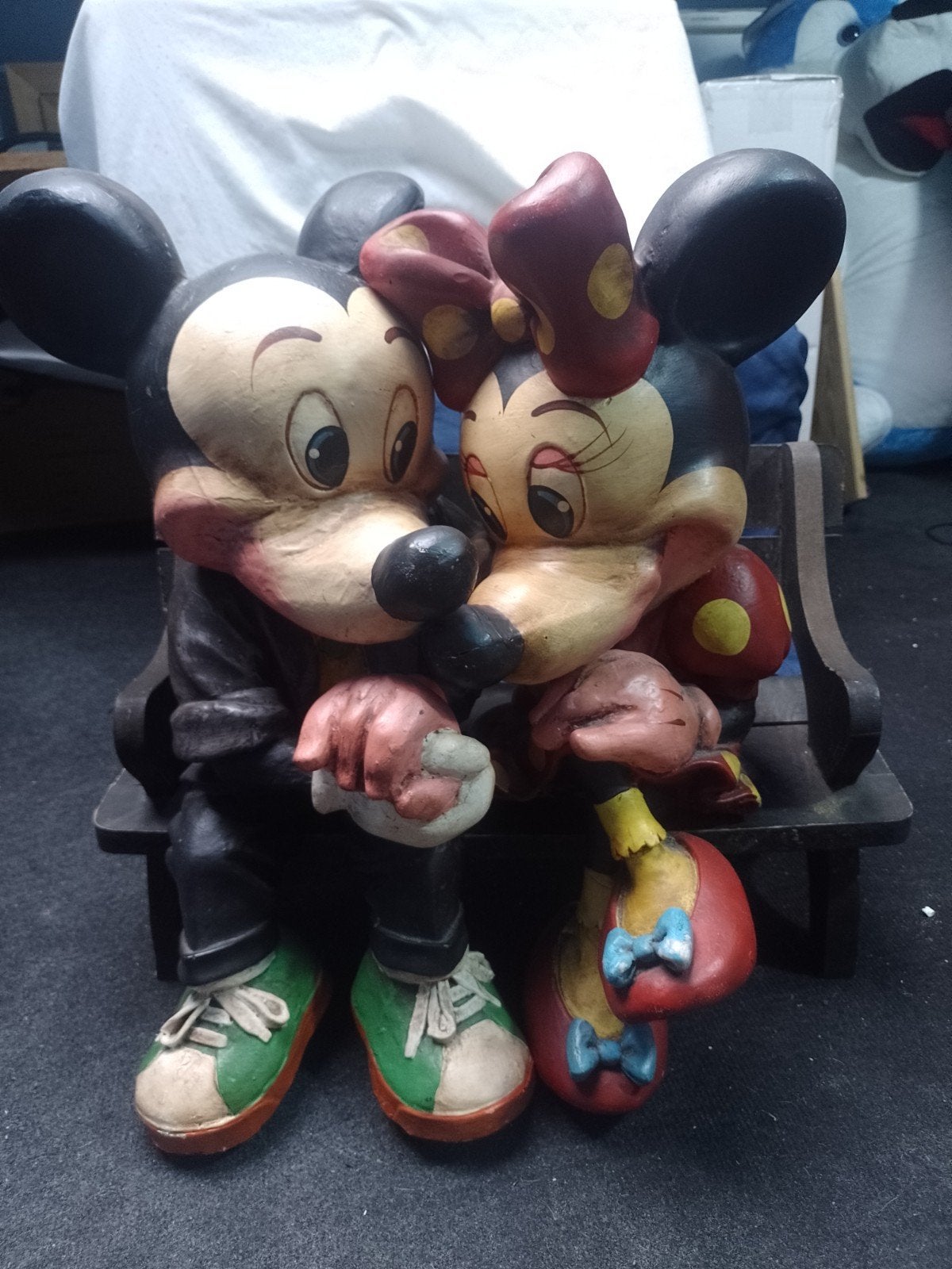 Mickey en Minnie Mouse beeld op bankje, Ophalen of Verzenden, Mickey Mouse, Gebruikt, Beeldje of Figuurtje