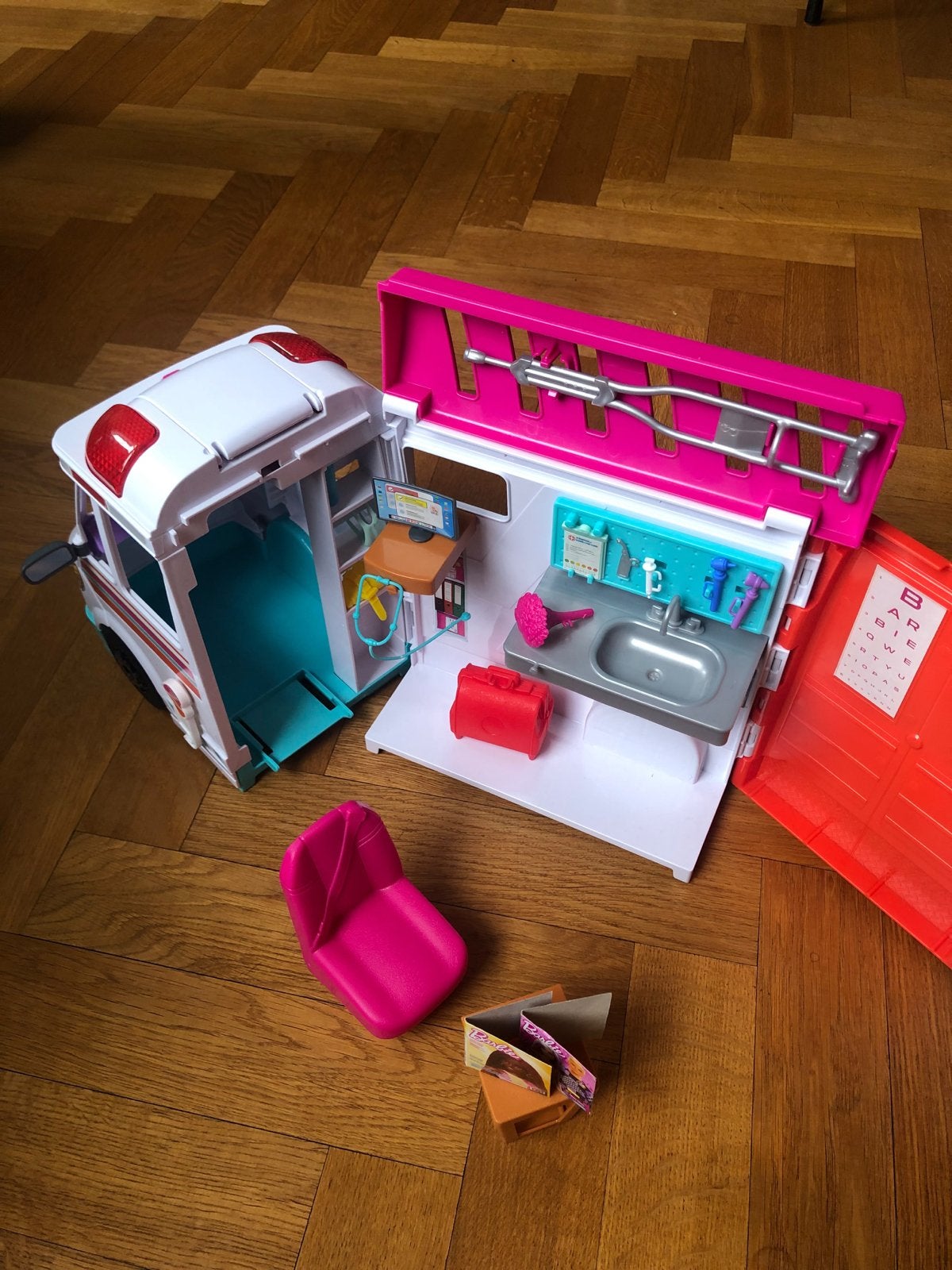 Foto 4 van Barbie Ambulance met accessoires & licht en geluid