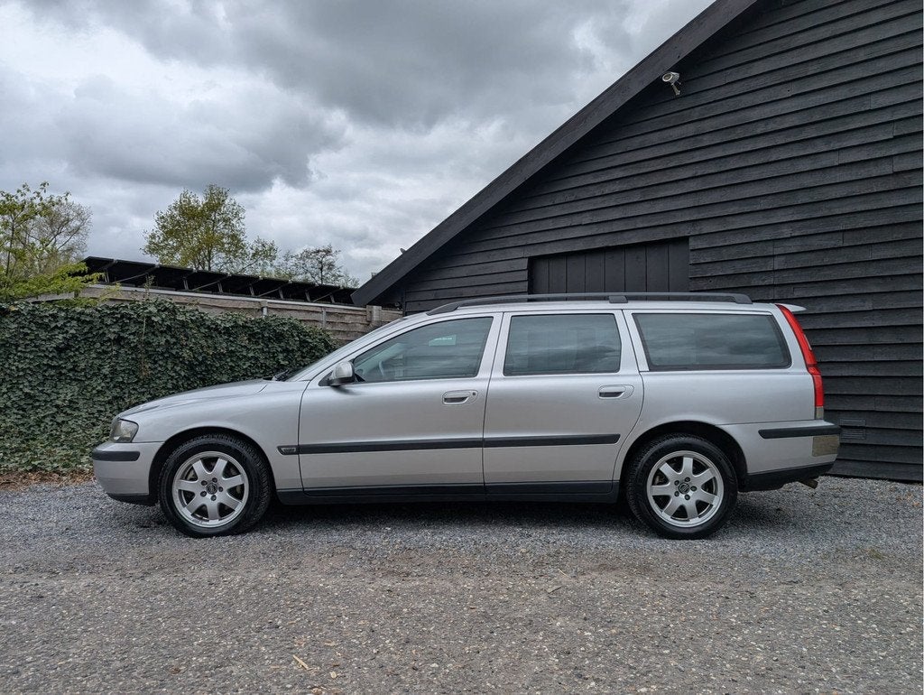 Volvo V70 2.4 T Comfort Line (bj 2001, automaat), Auto's, Zwart, 2435 cc, 1570 kg, 500 kg