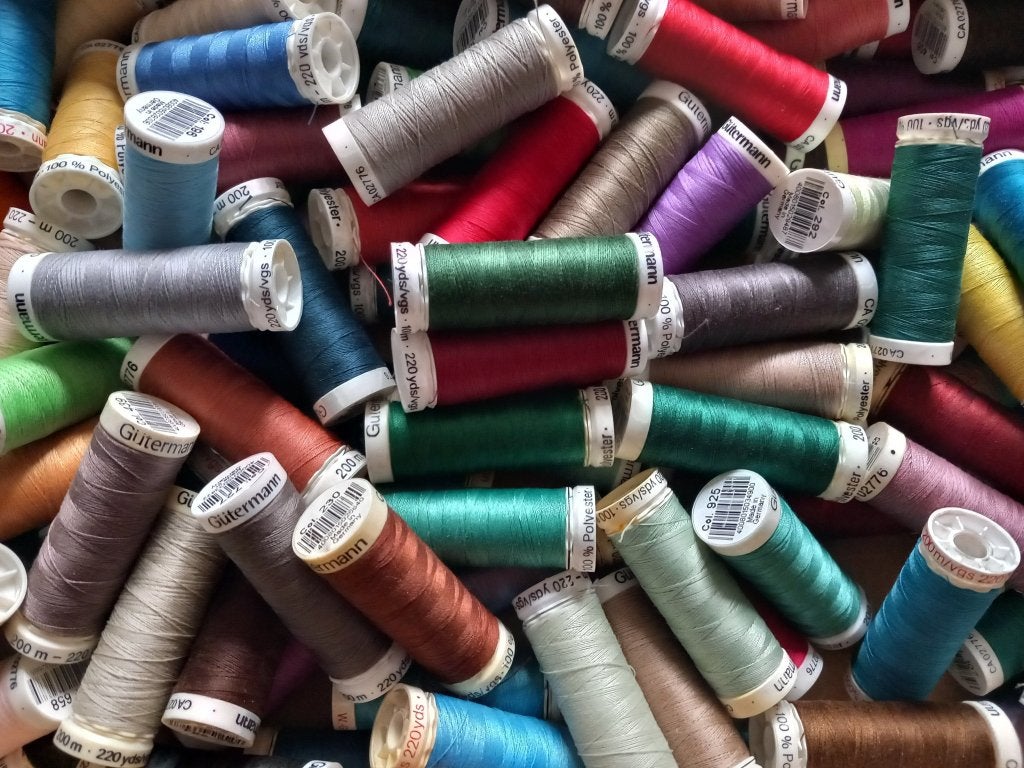 gutermann naaigaren 100 klossen verschillende kleurnummers, Ophalen of Verzenden, Nieuw, Garen of Naald(en)