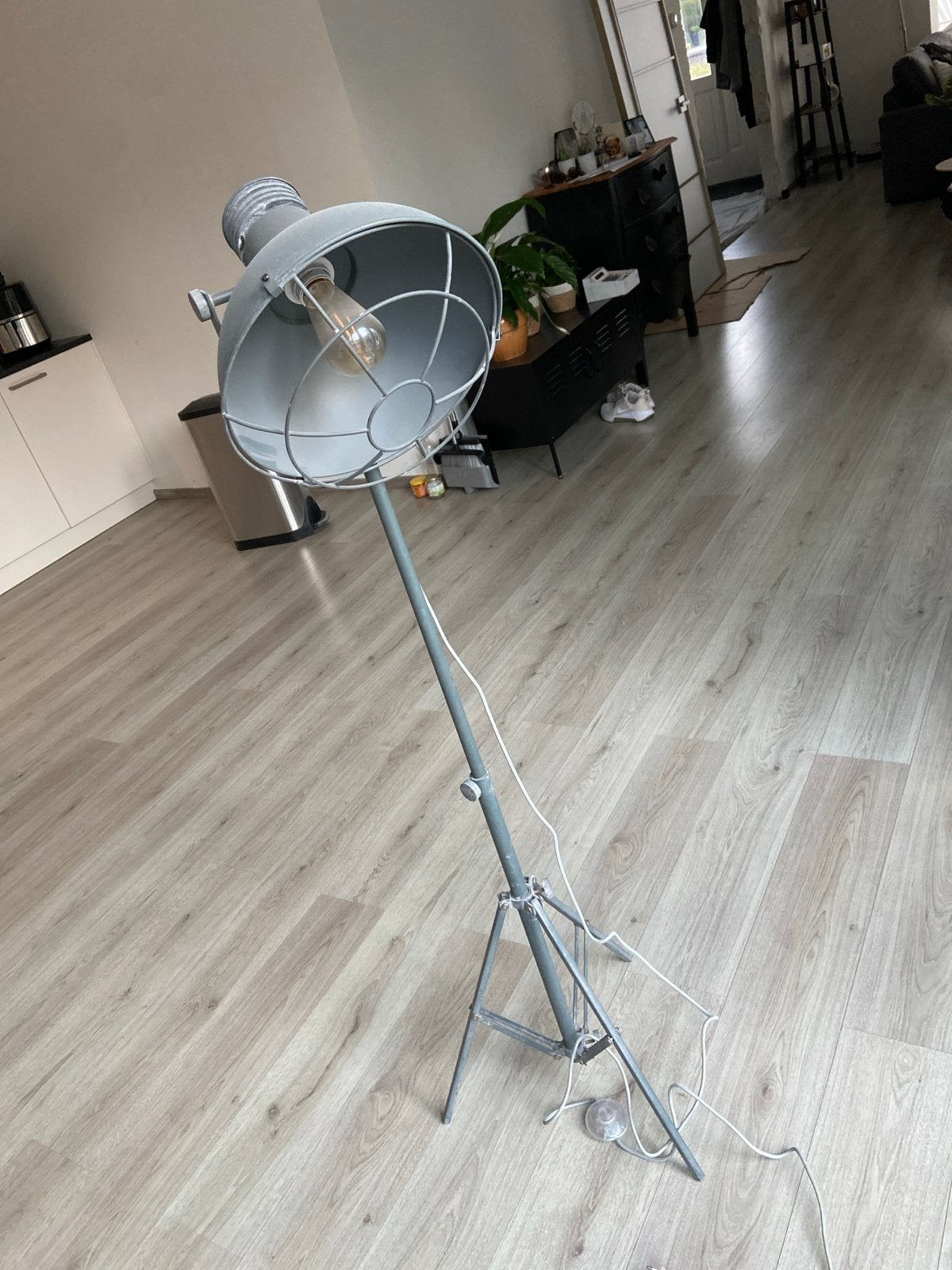 Stoere grijze staande lamp - Industrieel design, Ophalen, E27 (groot), Zo goed als nieuw, Metaal
