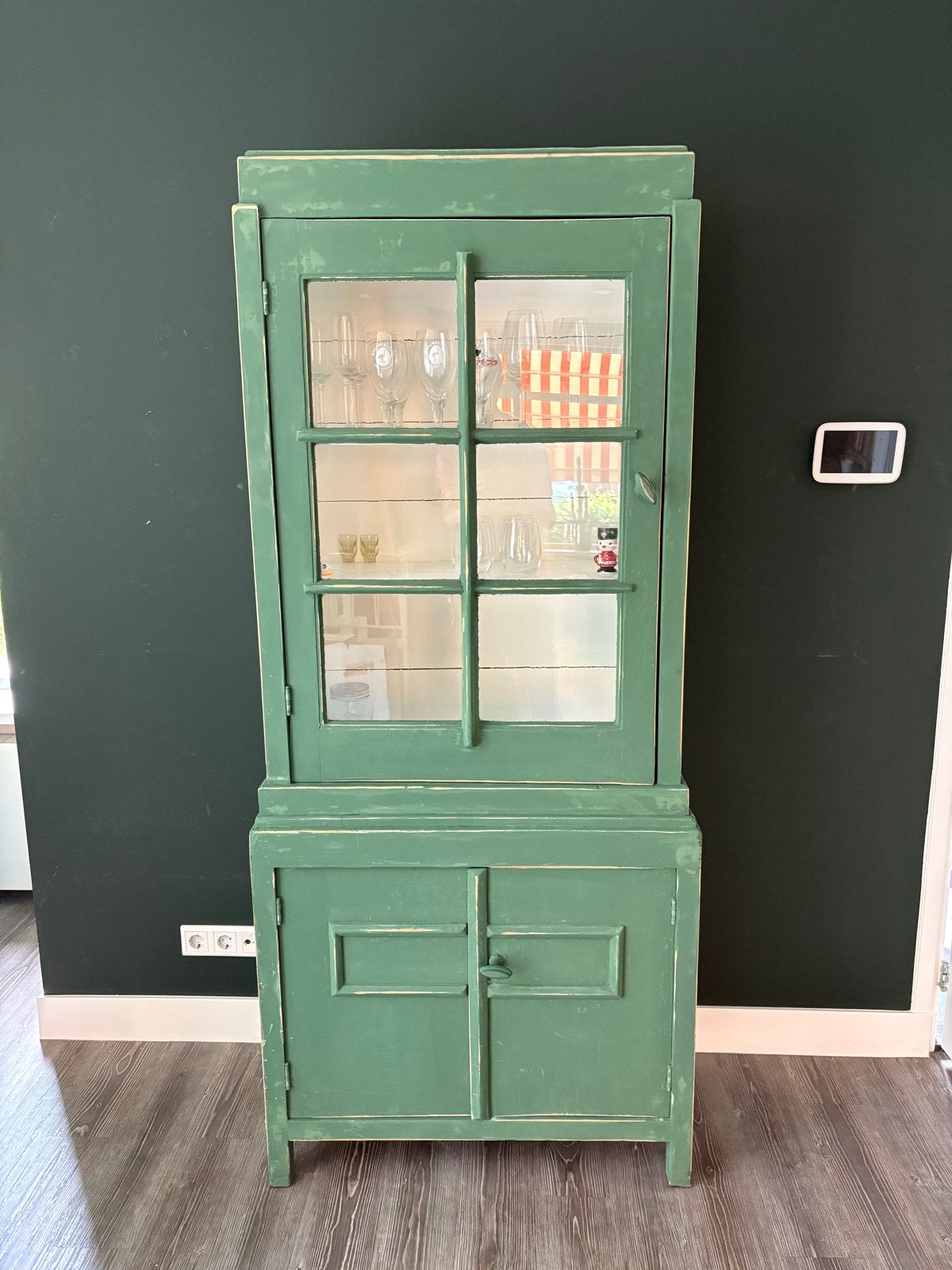Groene vitrinekast/servieskast met glazen deuren, Ophalen