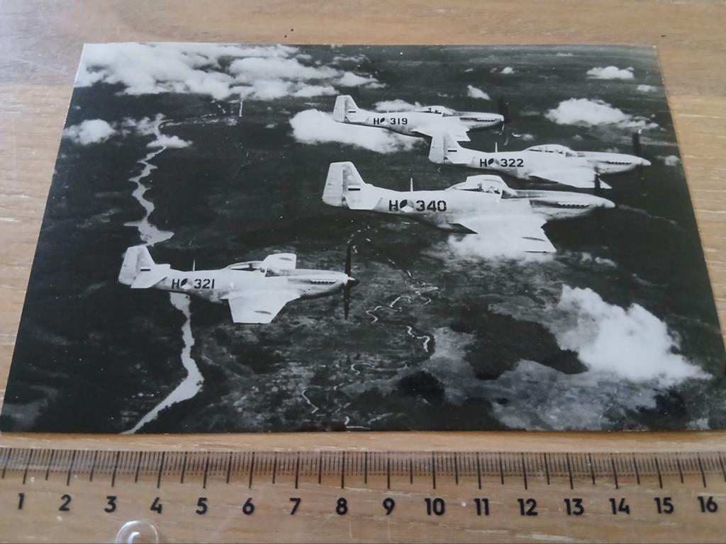 Foto formatie P51 Mustang vliegtuig Ned Indië KLU Luchtvaart, Verzamelen, Ophalen of Verzenden, Zo goed als nieuw, Kaart, Foto of Prent