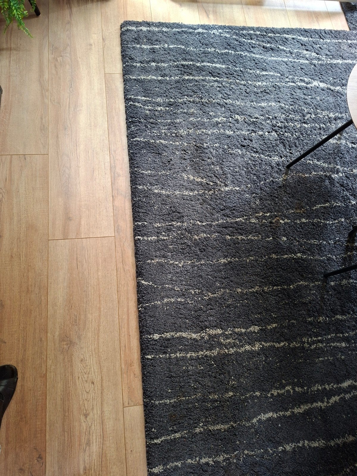 Dik zwart vloerkleed met wit patroon, Huis en Inrichting, Stoffering | Tapijten en Kleden, Gebruikt, 100 tot 150 cm, 200 cm of meer