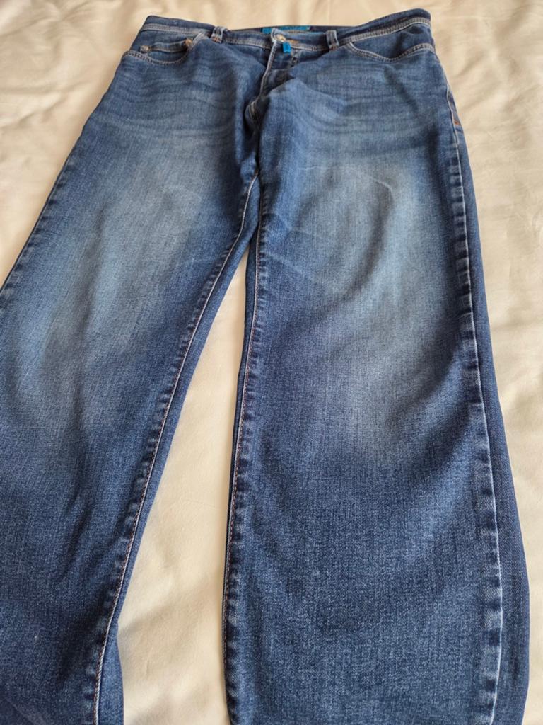 Te koop Pierre cardin  heren spijkerbroek blauw, Ophalen of Verzenden, Zo goed als nieuw, Blauw, W33 - W34 (confectie 48/50)