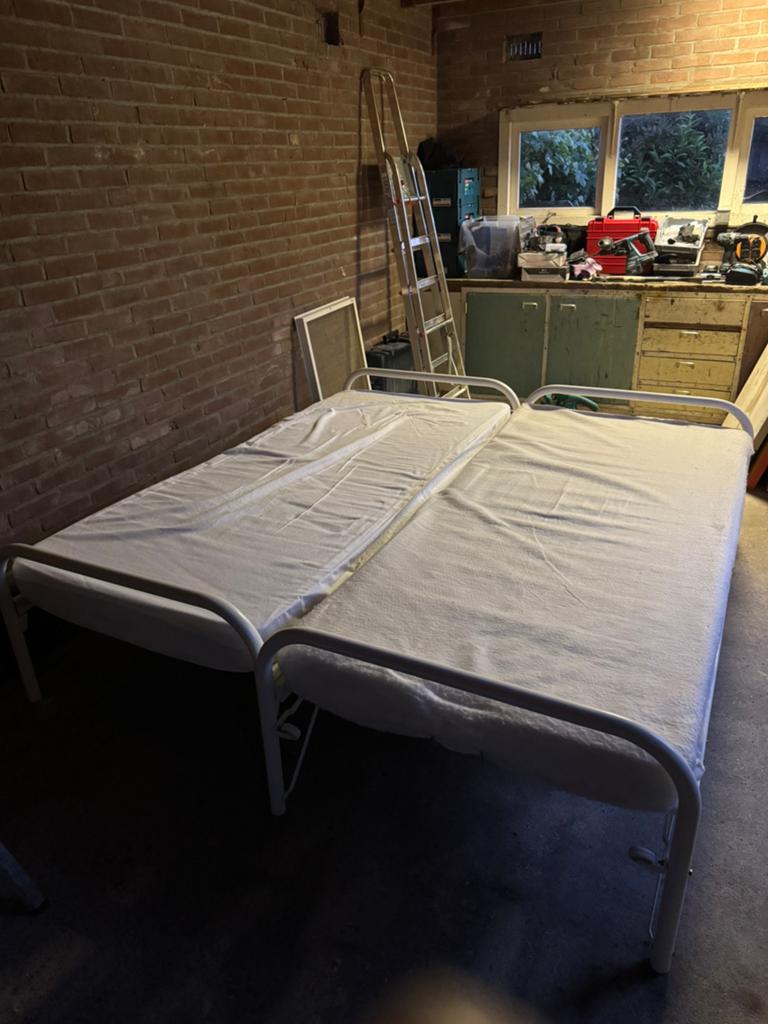 Logeer bed met onderbed nette staat !!, Huis en Inrichting, Slaapkamer | Bedden, Ophalen, Verstelbaar, 90 cm, Tweepersoons