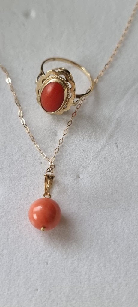 Collier met hanger - van 18 k en 14 K ring met bloedkoraal, Ophalen, Gebruikt, Met edelsteen, Goud