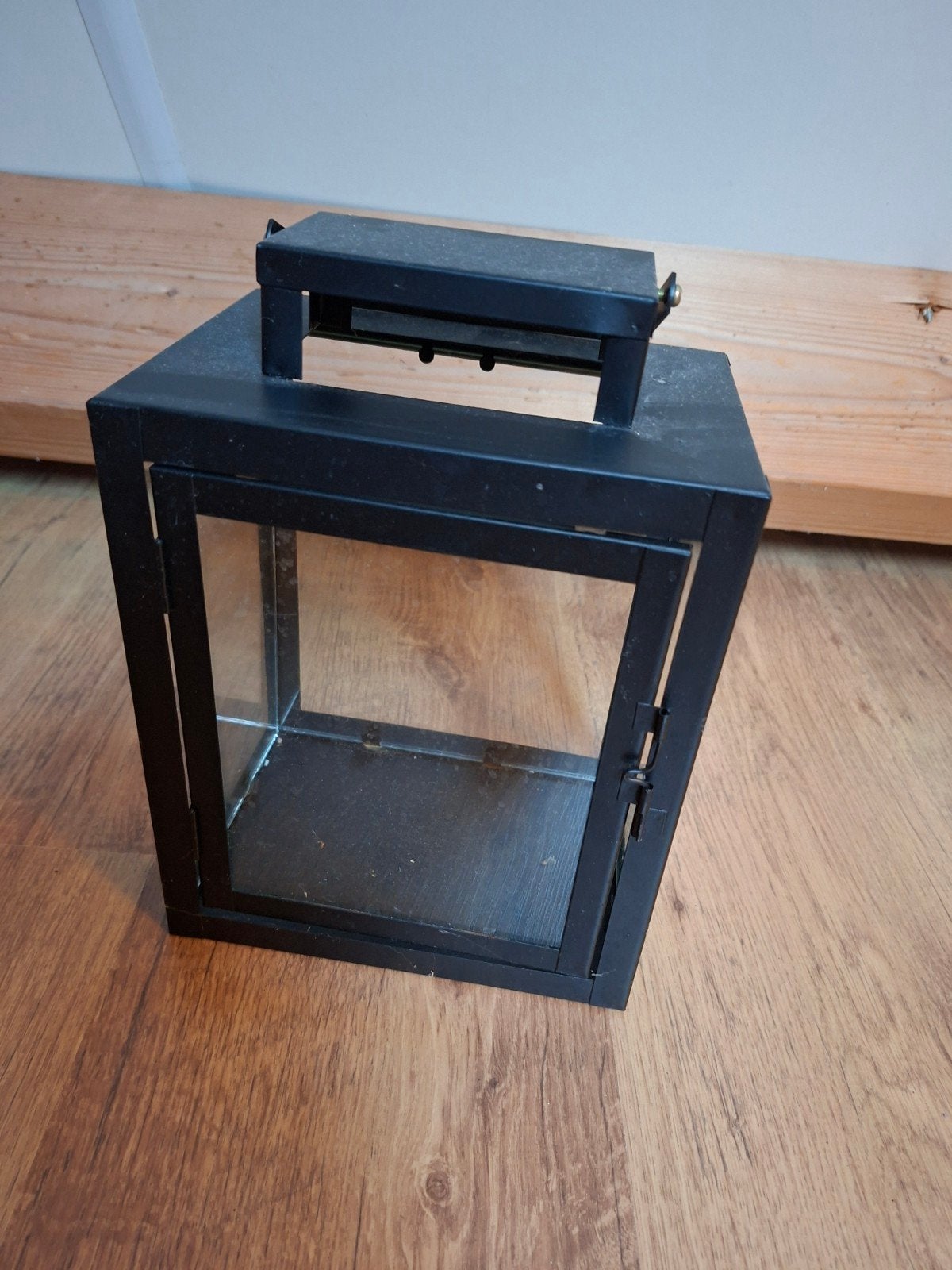 Zwarte metalen lantaarn met glas - 18x13x25cm, Huis en Inrichting, Woonaccessoires | Kandelaars en Kaarsen, Ophalen, Zwart, Zo goed als nieuw