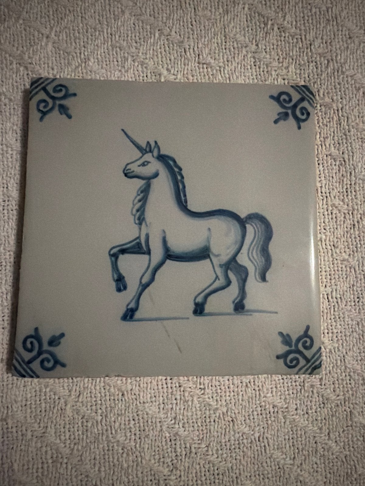 Tegel boerderij Eenhoorn - Handgeschilderd, ca 13x13x1 cm, Antiek en Kunst, Antiek | Wandborden en Tegels, Ophalen of Verzenden