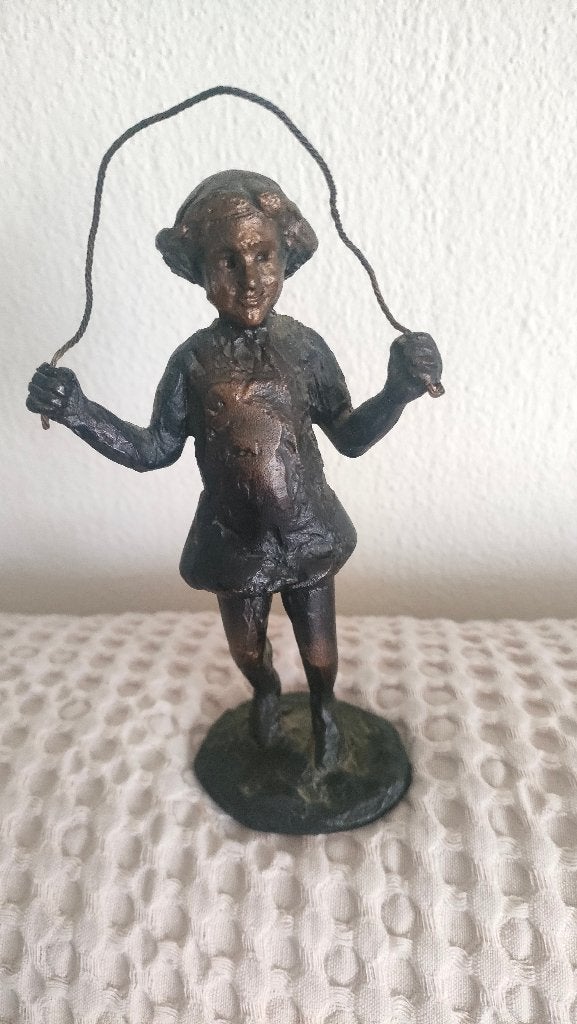 Beeldje: Meisje met springtouw, Ophalen of Verzenden, Zo goed als nieuw, Mens