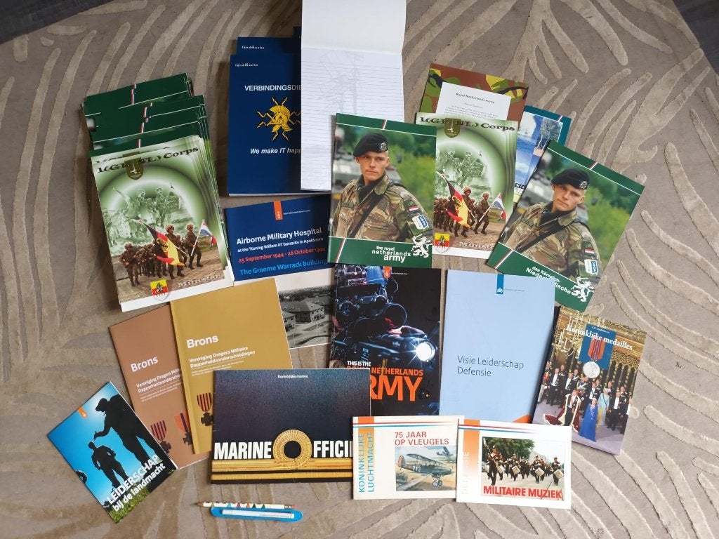 Diverse Defensie folders, boeken en schrijfblokken, Ophalen of Verzenden, Landmacht, Nederland, Boek of Tijdschrift