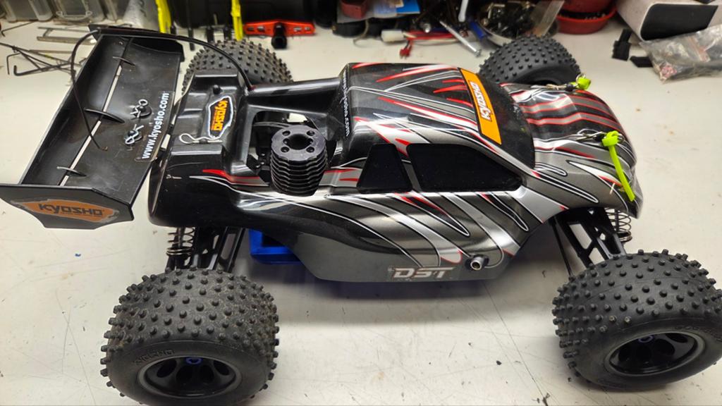 Te koop leuke kyosho dst, Ophalen of Verzenden, Zo goed als nieuw, Auto onroad, Overige schalen