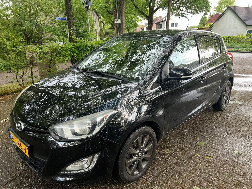 Hyundai i20 1.2 I 5-DRS 2014 Zwart, Auto's, Zwart, 4 cilinders, Zwart, Handgeschakeld