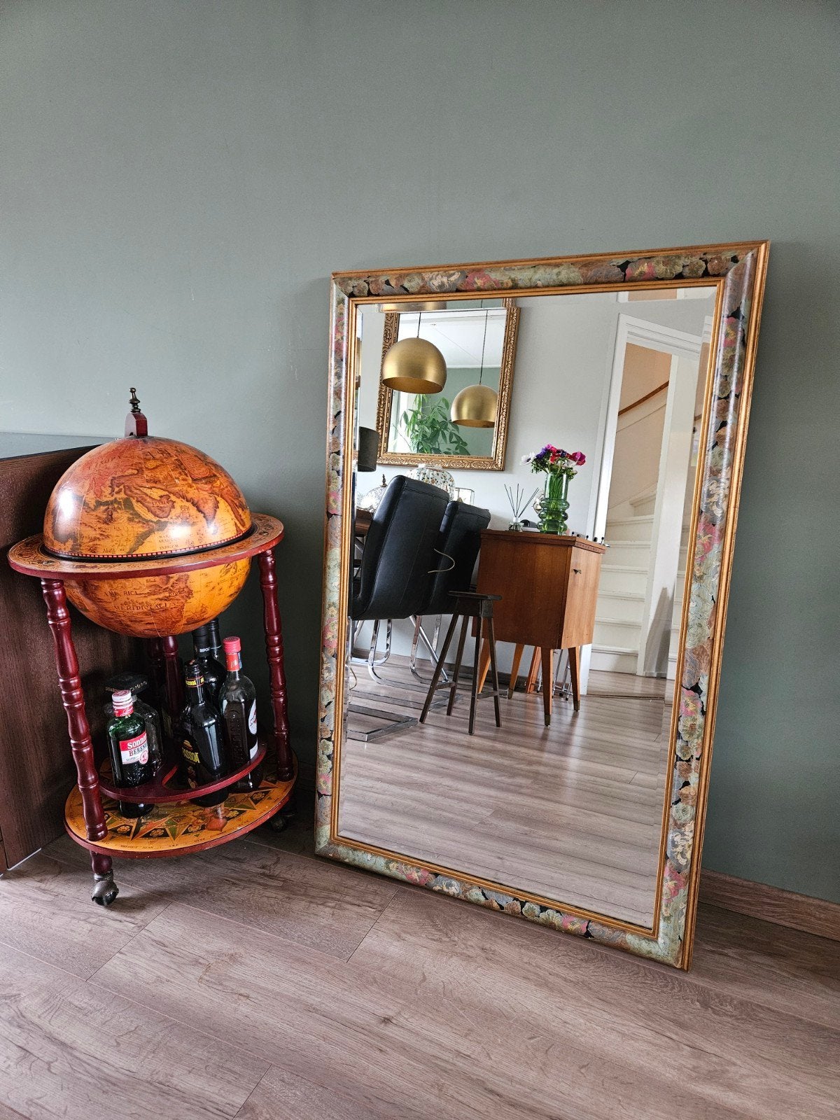 Grote vintage spiegel met sierlijke bloemenrand, goud, facet, Ophalen, Gebruikt, Rechthoekig, 50 tot 75 cm