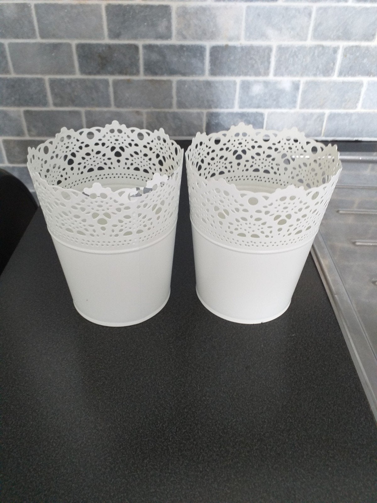 2x Witte bloempotjes met kantpatroon - IKEA Skurar, Tuin en Terras, Gebruikt, Rond, Binnen, Ophalen of Verzenden