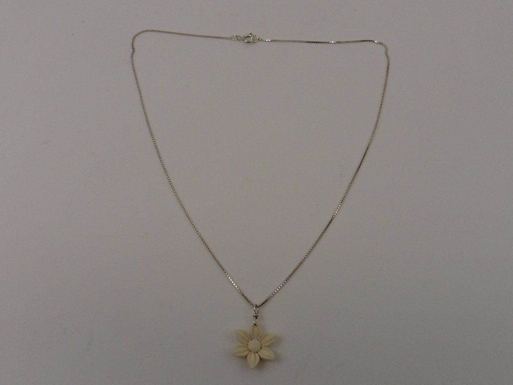 Zilveren collier met bloem hanger                         M3, Gebruikt, ., Beige, Ophalen of Verzenden