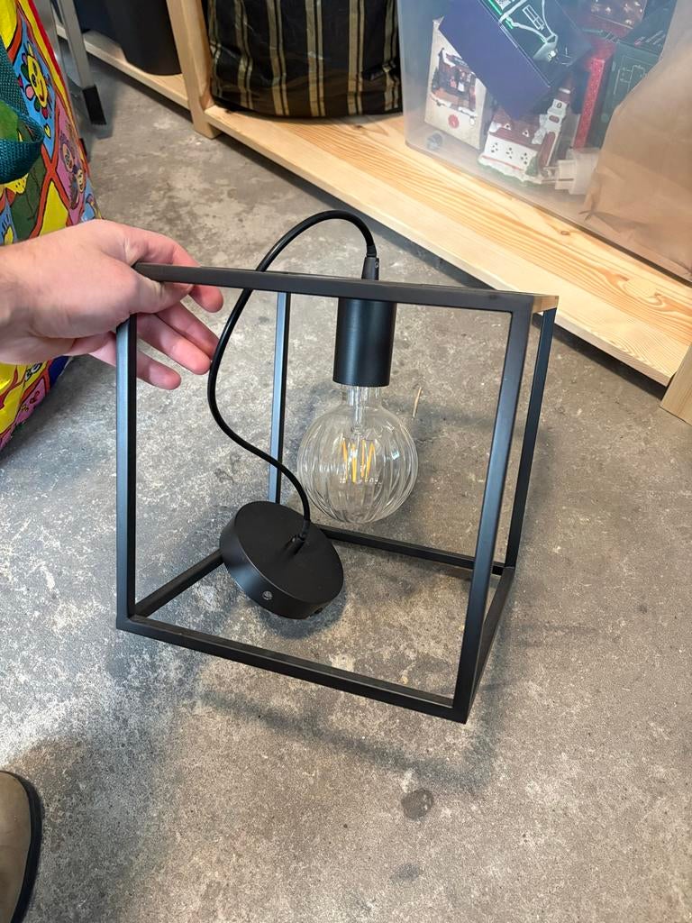 Moderne zwarte metalen woonkamerlamp, Ophalen, Zo goed als nieuw, Metaal, Minder dan 50 cm