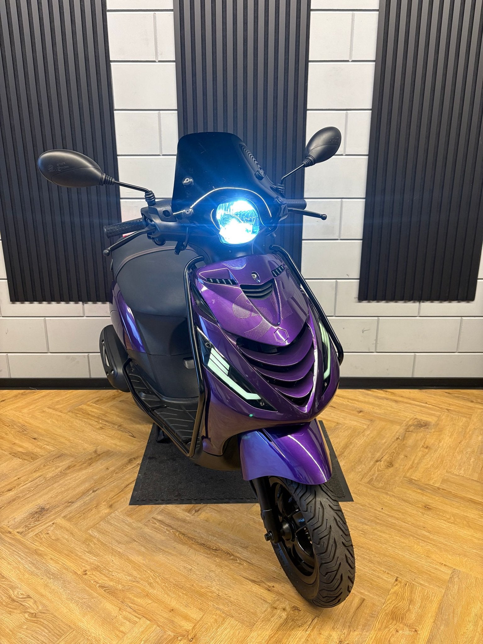 Foto 3 van PIAGGIO ZIP 4T 3V BROM 2023 FULL OPTION CANDY PURPLE