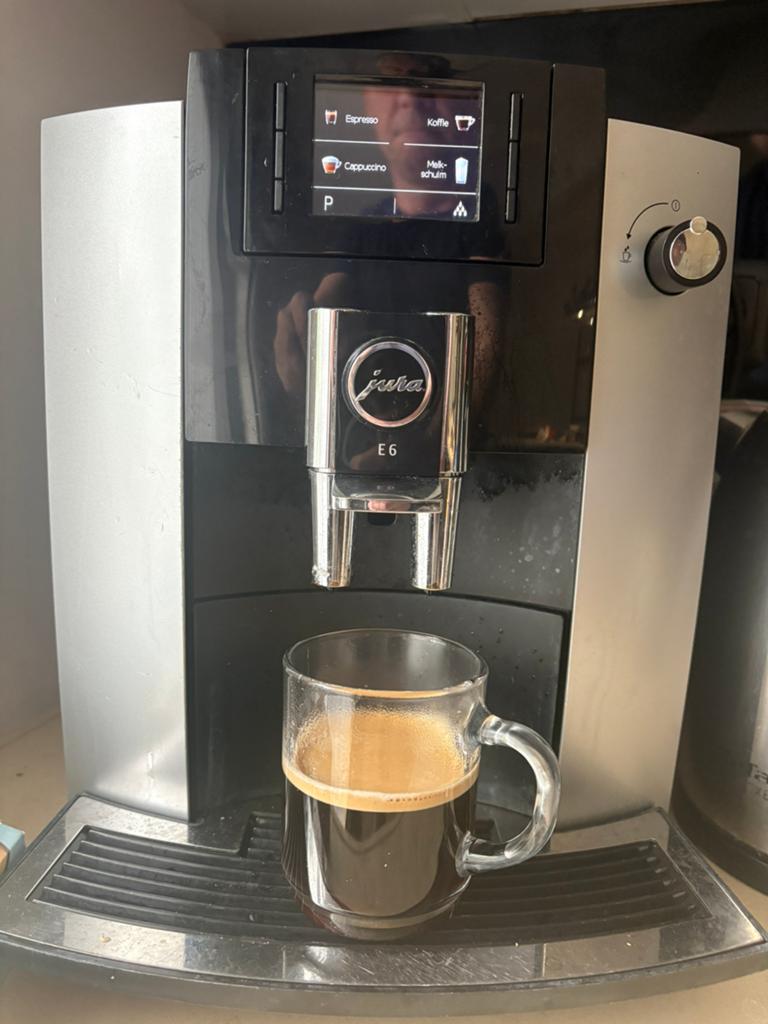 Jura E6, Witgoed en Apparatuur, 10 kopjes of meer, Ophalen, Zo goed als nieuw, Koffiemachine