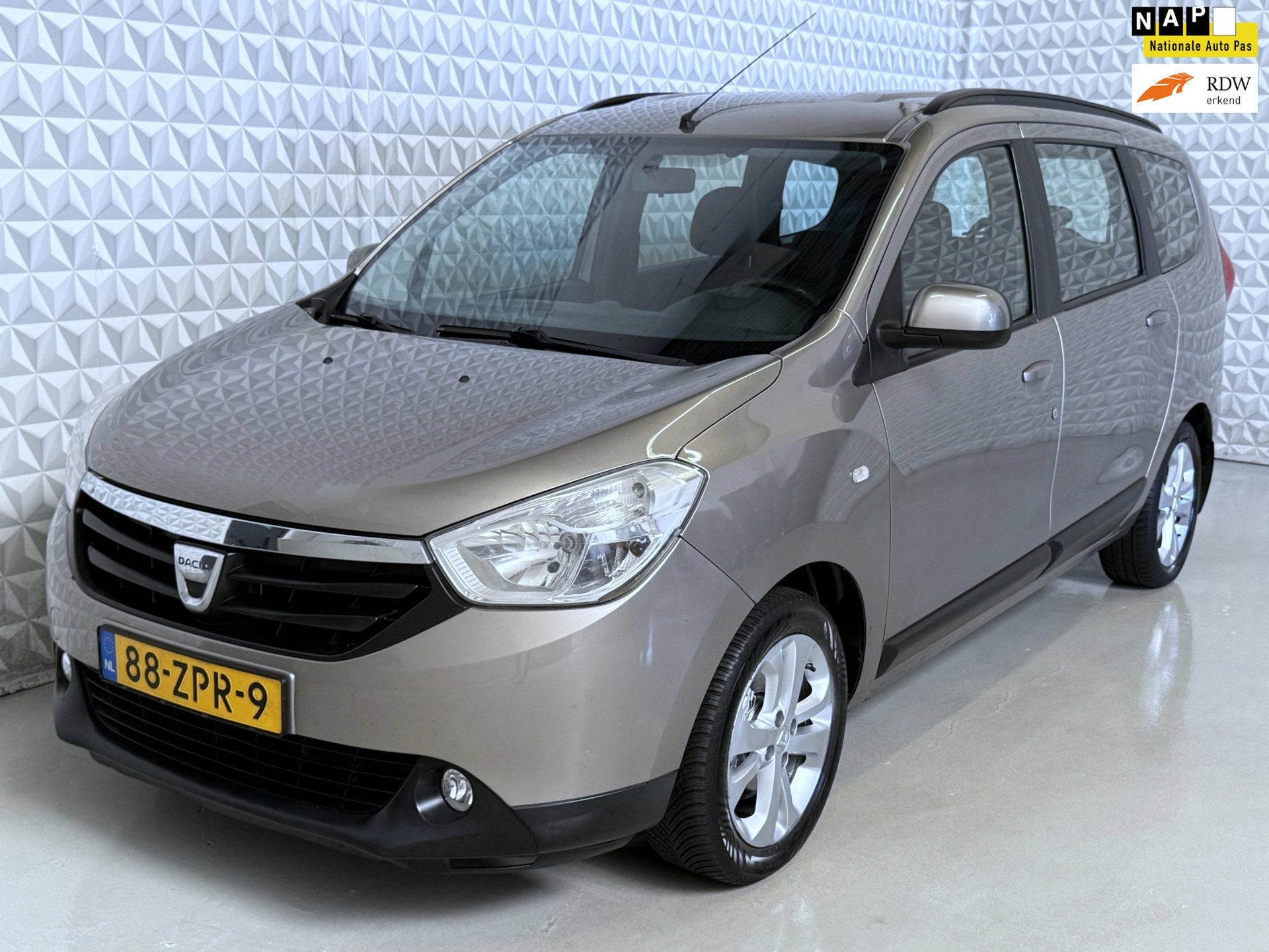 Dacia Lodgy 1.2 TCe Prestige / EXPORT PRIJS EX BPM! (2013), Auto's, Voorwielaandrijving, Euro 5, Gebruikt, 4 cilinders