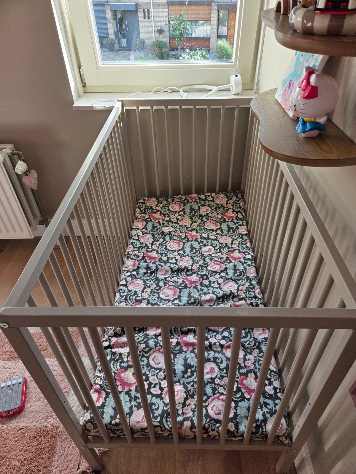 Mooi grijs ledikant met verstelbare bodem, Kinderen en Baby's, Babywiegjes en Ledikanten, Ophalen, Gebruikt, Ledikant