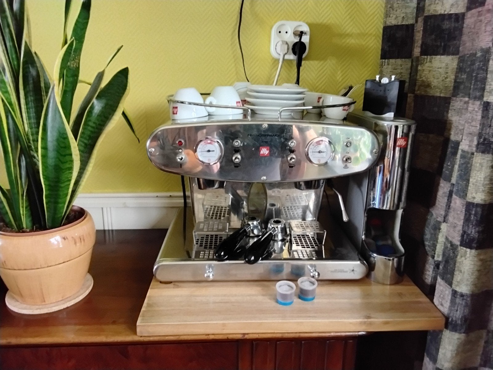 Illy Espresso Apparaat  x2 - gereviseerd  werkt perfect, Koffiepads en cups, Gebruikt, Espresso apparaat, 2 tot 4 kopjes