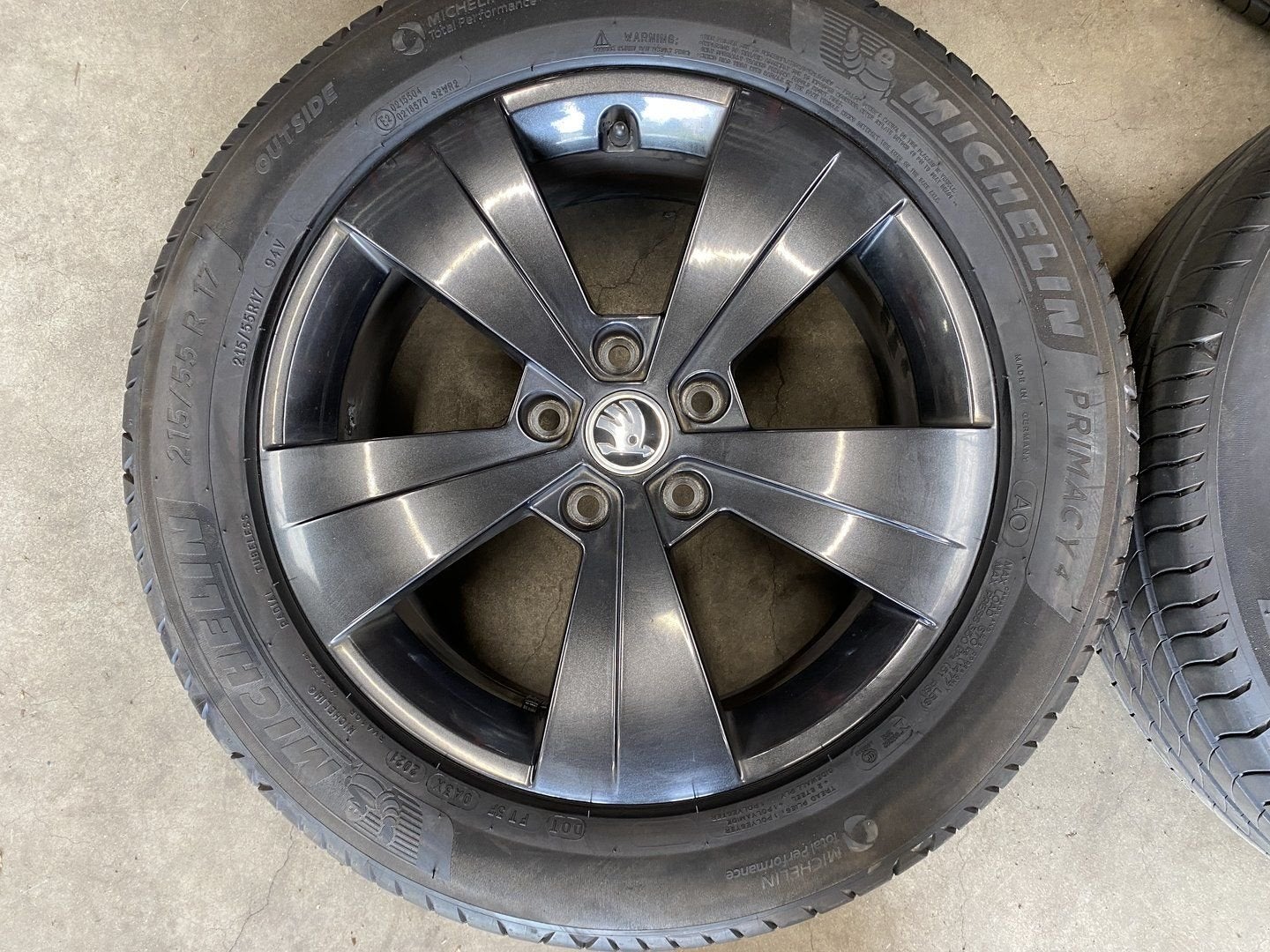 17 inch originele velgen + zomerbanden Skoda Superb, -, -, Banden en Velgen, 17 inch