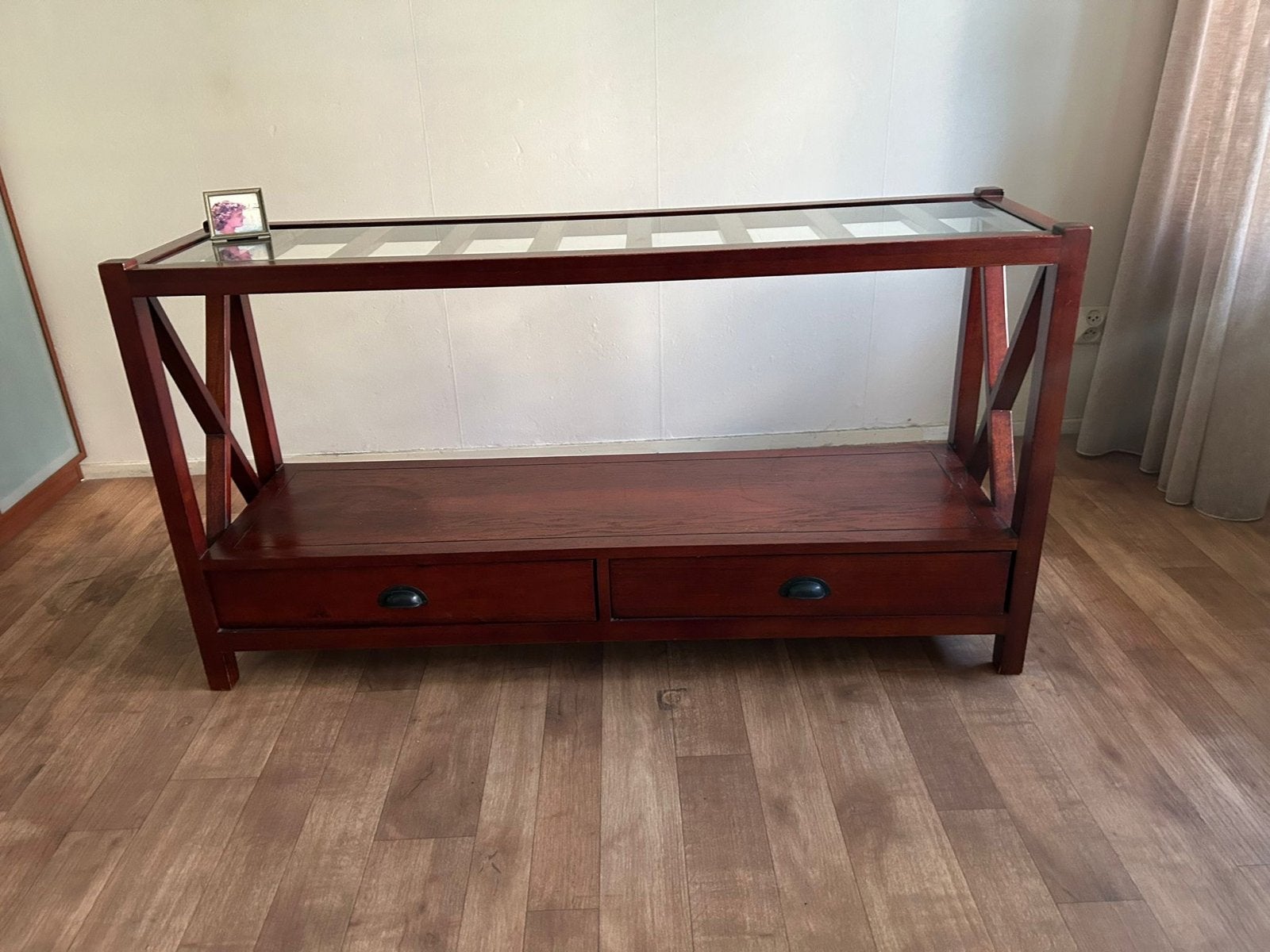 Sjieke side table met glazen blad en lades, Ophalen, 100 tot 150 cm, Zo goed als nieuw, Overige houtsoorten