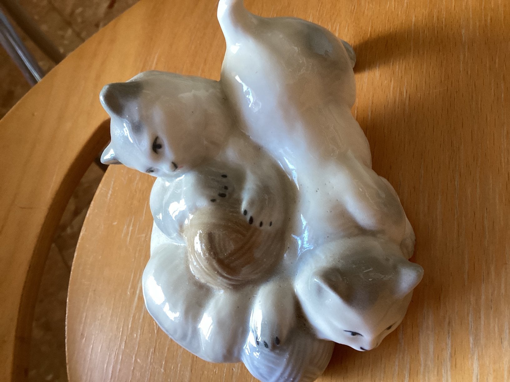Poesjes spelend met wol // porselein hoog 8x13 cm, Verzamelen, Beelden en Beeldjes, Ophalen of Verzenden, Zo goed als nieuw, Dier