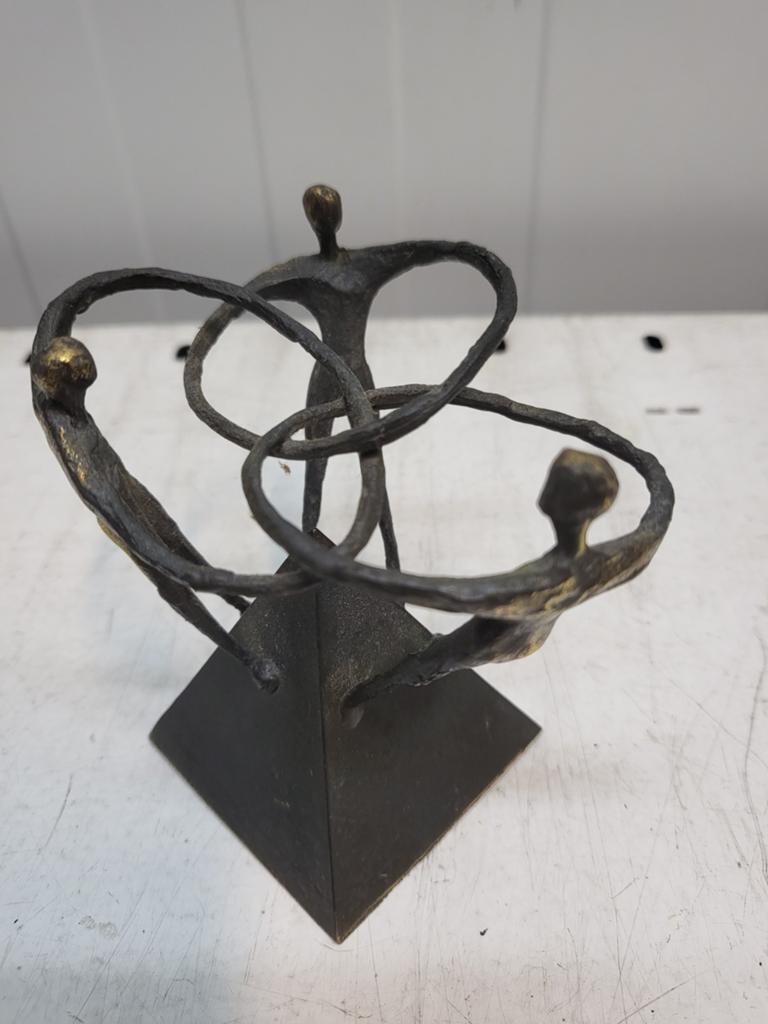 Bronzen beeldje: Dansende figuren op sokkel, Groep mensen, Minder dan 20 cm, Gepatineerd, Ophalen of Verzenden