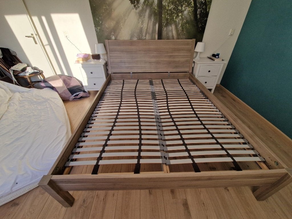 Tweedehands bedframe, IKEA NYVOLL., Huis en Inrichting, Slaapkamer | Bedden, Gebruikt, Tweepersoons, 160 cm, 200 cm, Hout, Bruin
