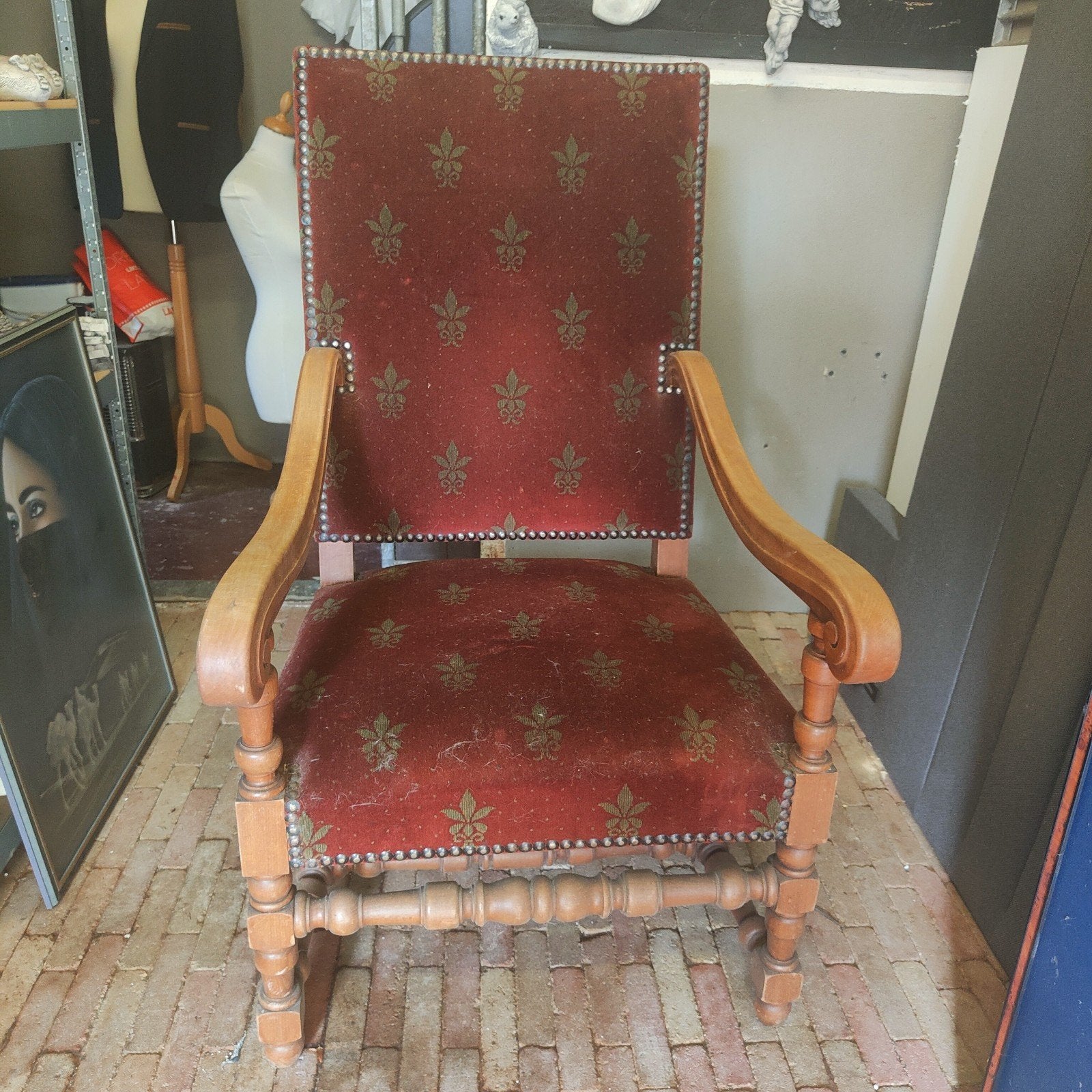 Antieke fauteuil met rood fluweel en leliepatroon, Ophalen of Verzenden