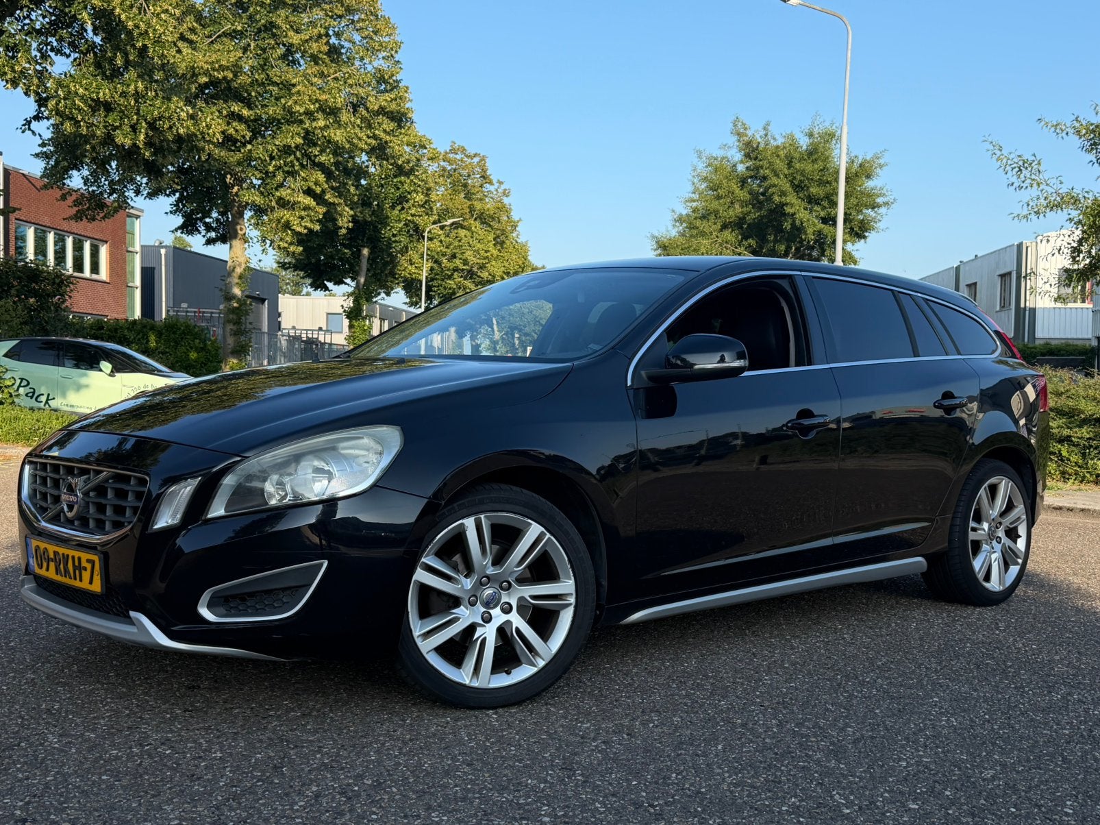 Volvo V60 T3 1.6 | Leder | NL auto, Auto's, Volvo, Voorwielaandrijving, 15 km/l, Zwart, 4 cilinders