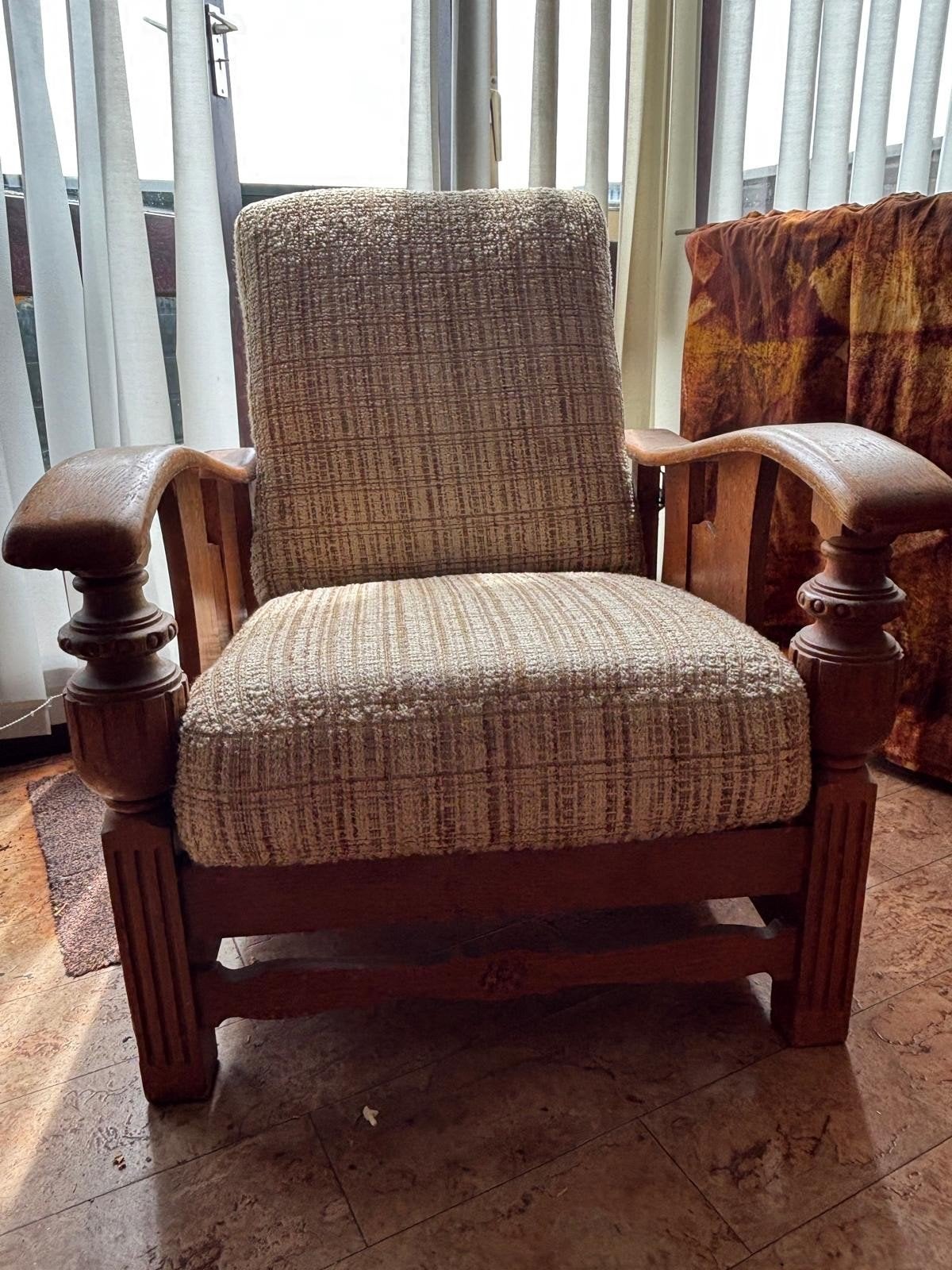 Vintage houten fauteuil met verstelbare rugleuning, Huis en Inrichting, Fauteuils, Gebruikt, Hout, Stof, 50 tot 75 cm, 75 tot 100 cm