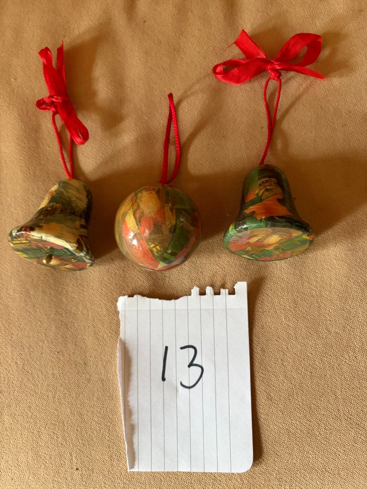1 kerstbal, 2 klokjes  papier 5 cm, Diversen, Kerst, Ophalen of Verzenden, Zo goed als nieuw