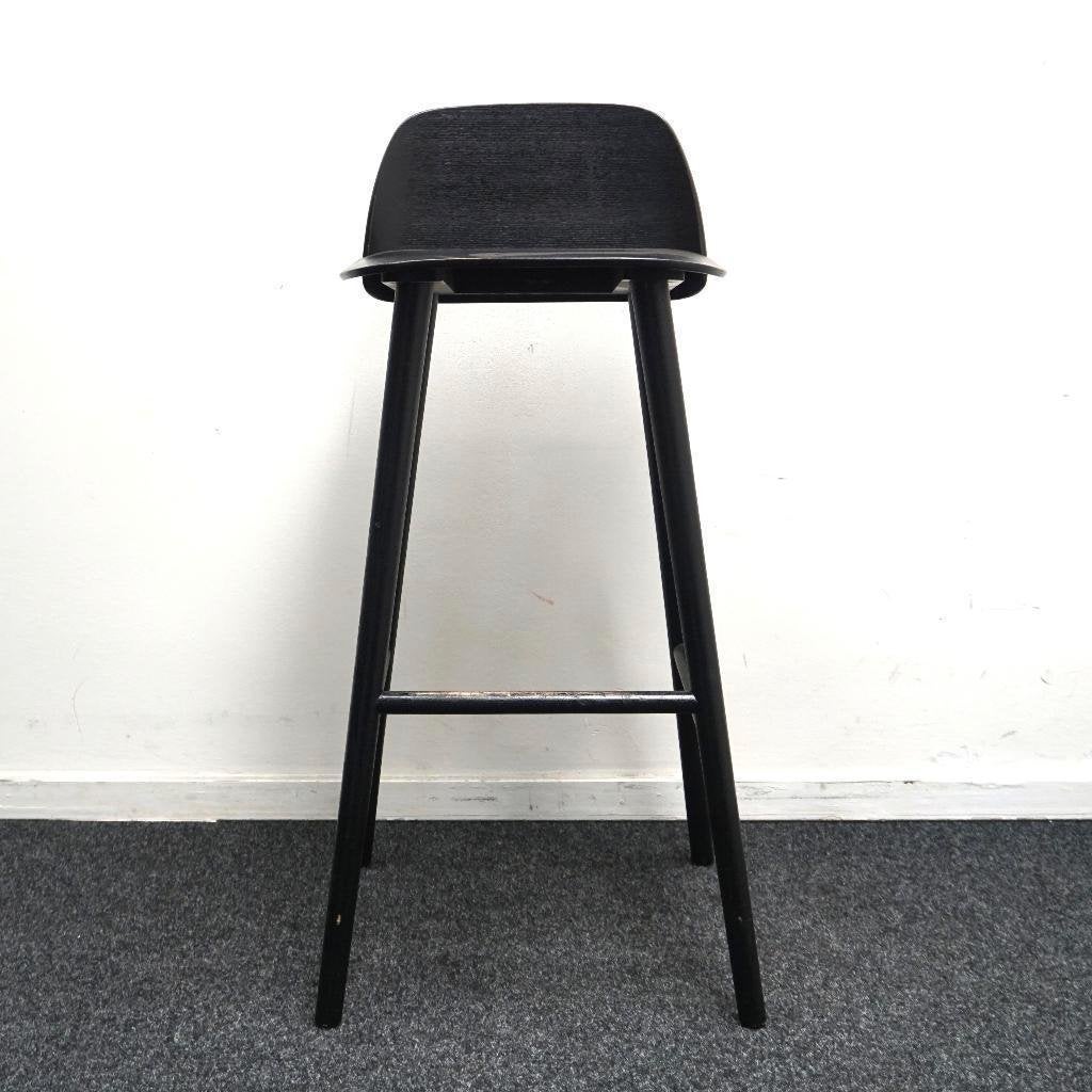 Muuto Nerd Barkruk | Zwart | Hout | Zithoogte 75 cm |, Huis en Inrichting, Barkrukken, -, -, 60 tot 90 cm, Ophalen of Verzenden