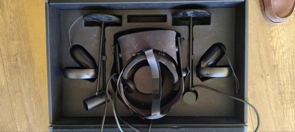 Oculus Rift S VR-headset LET OP: kapotte kabel headset, Spelcomputers en Games, Virtual Reality, Gebruikt, Pc, VR-bril, Verzenden