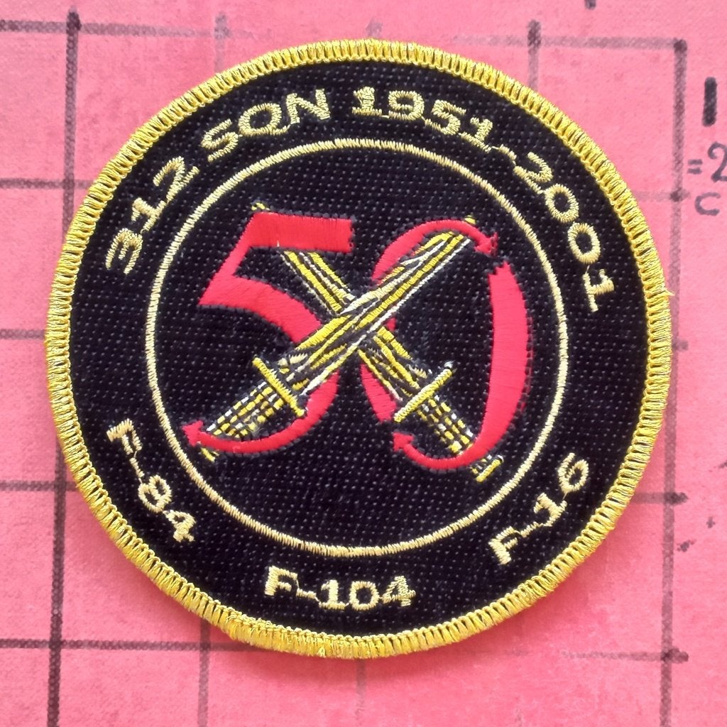 KLU LUCHTMACHT PATCH 50 JAAR 312 SQN VOLKEL 1951-2001, Verzamelen, Militaria | Algemeen, Luchtmacht, Embleem of Badge, Nederland