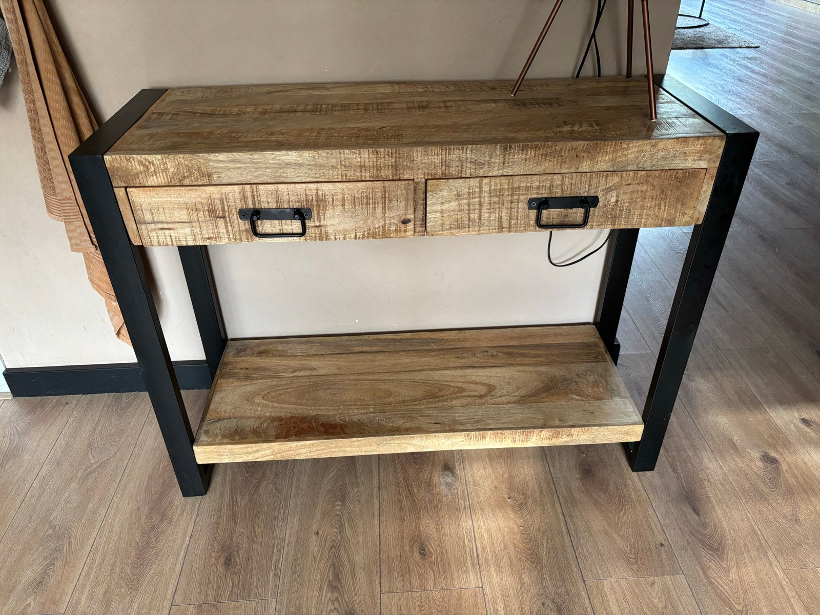 Industriële sidetable met mangohout en metaal, Huis en Inrichting, Tafels | Sidetables, 100 tot 150 cm, Nieuw, Ophalen of Verzenden