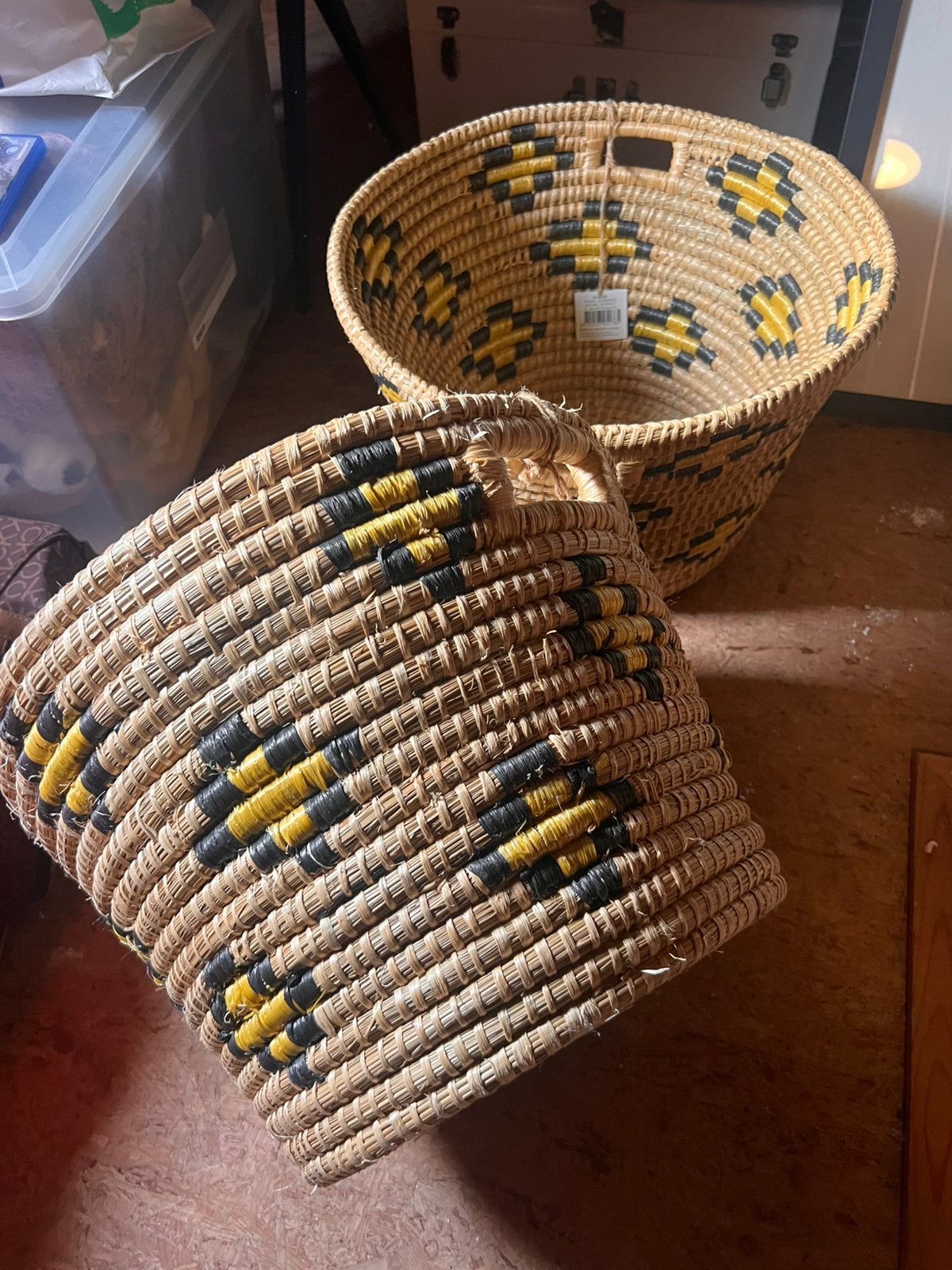 2 grote handgevlochten manden E-Island Treasures zwart/geel, Huis en Inrichting, Overige materialen, Mand, Rond, Ophalen of Verzenden