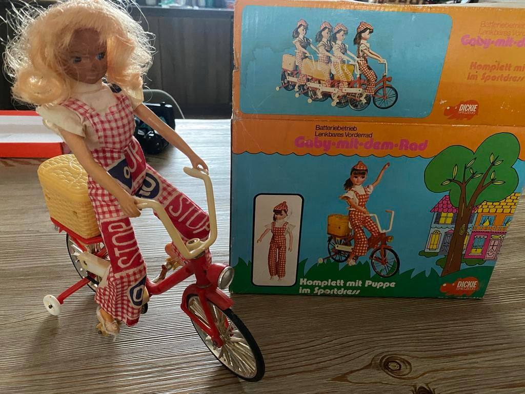 Gaby mit dem Rad Barbiepop met fiets - Dickie (jaren '70), Kinderen en Baby's, Speelgoed | Poppen, Ophalen of Verzenden, Gebruikt