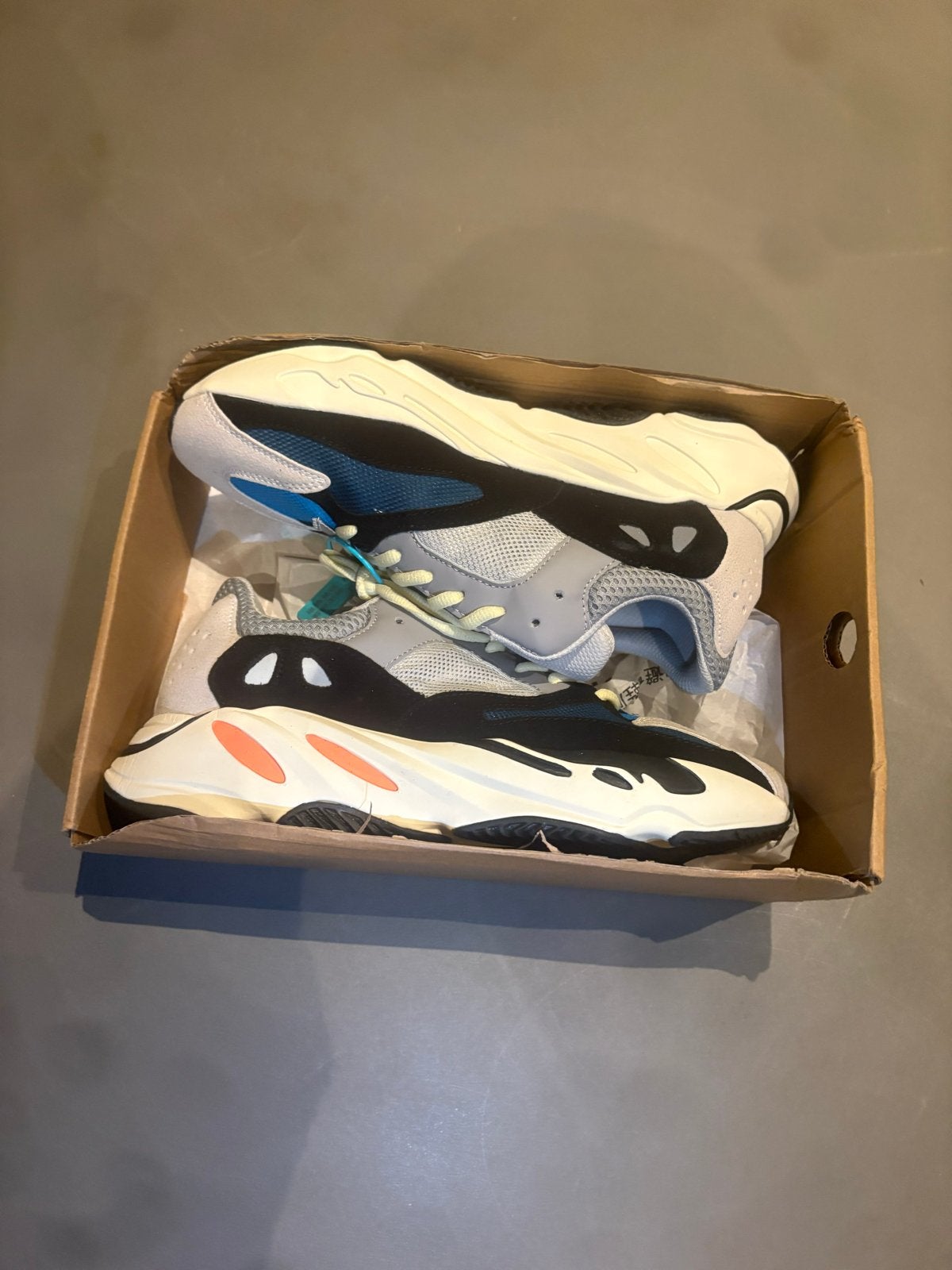 Yeezy Boost 700 Wave Runner - Maat 44, Kleding | Heren, Schoenen, Ophalen of Verzenden, Nieuw, Overige kleuren, Sneakers of Gympen
