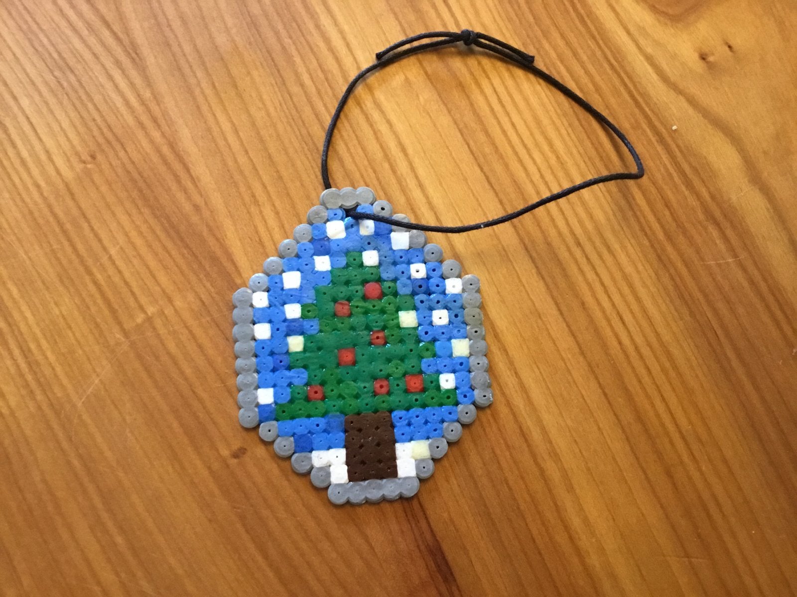 Kerstboom kralen hanger, Gebruikt, Handgemaakt, Meerkleurig, Ophalen of Verzenden