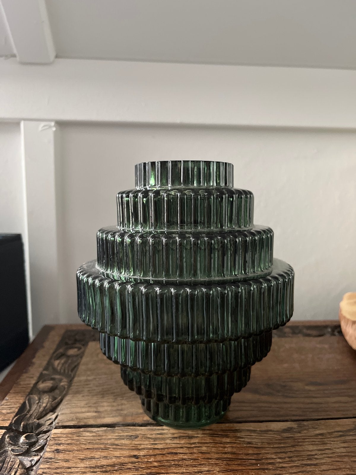 Xenos Groene Glazen Vaas - Gelaagd Design, Huis en Inrichting, Woonaccessoires | Vazen, Ophalen, 23 cm, Groen, Glas