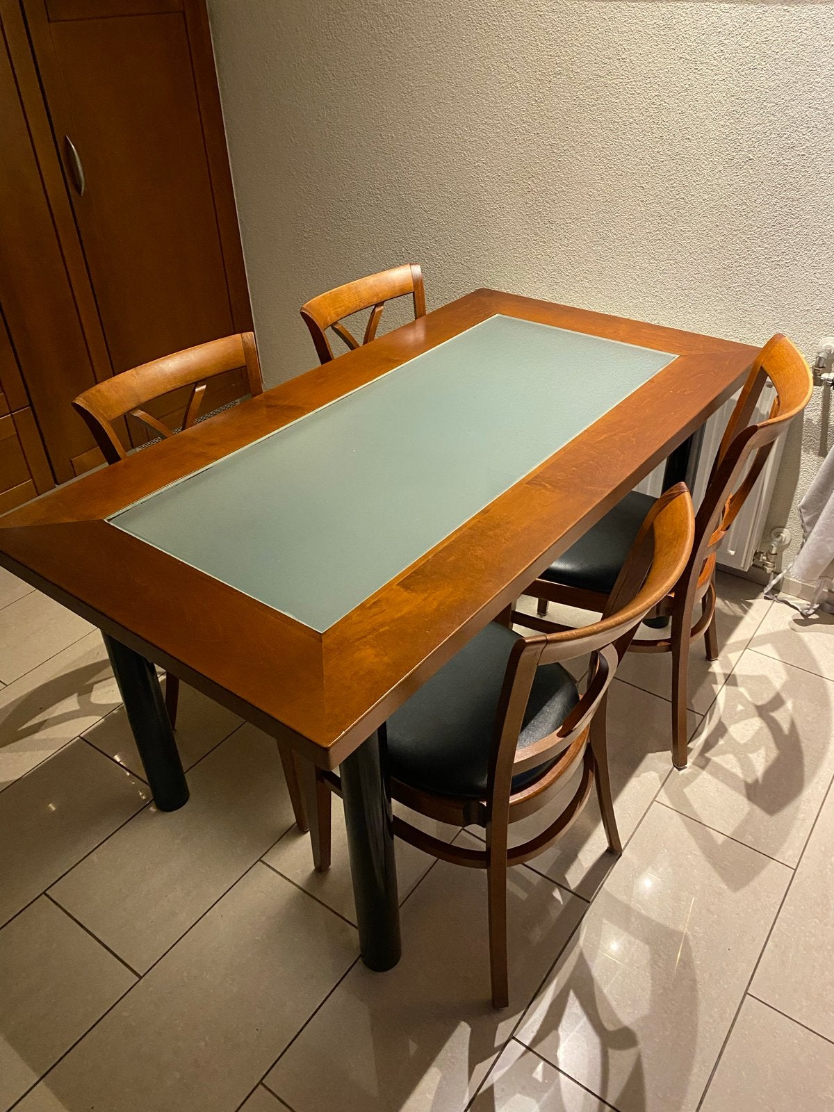 Kersenhouten keukentafel met glasplaat en 4 stoelen, Huis en Inrichting, Tafels | Eettafels, Ophalen, Gebruikt, Kersenhout, Vier personen