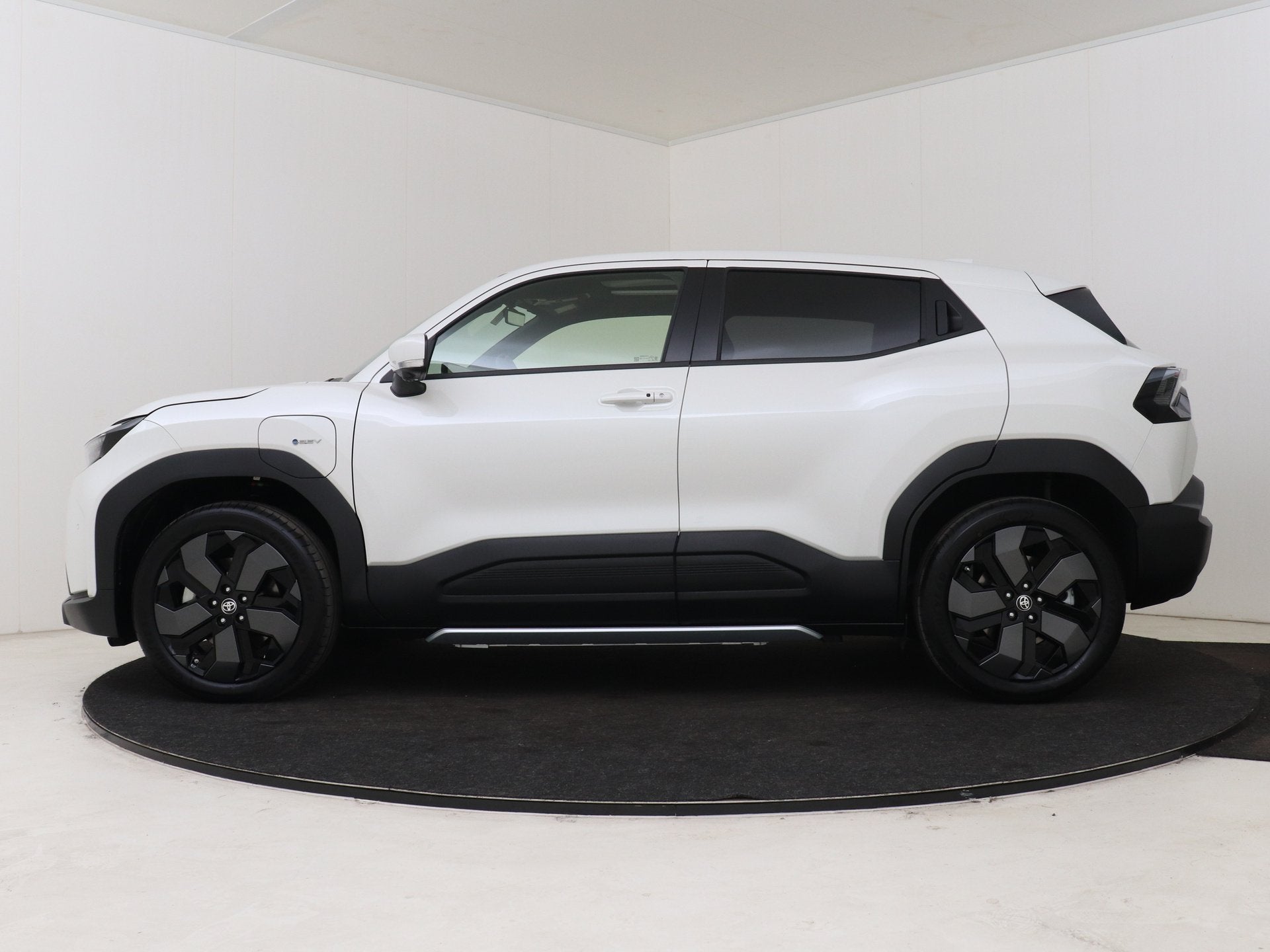 Toyota Urban Cruiser Executive 61 kWh (bj 2026, automaat), Auto's, 12 maanden, Leder en Stof, Wit, Urban Cruiser