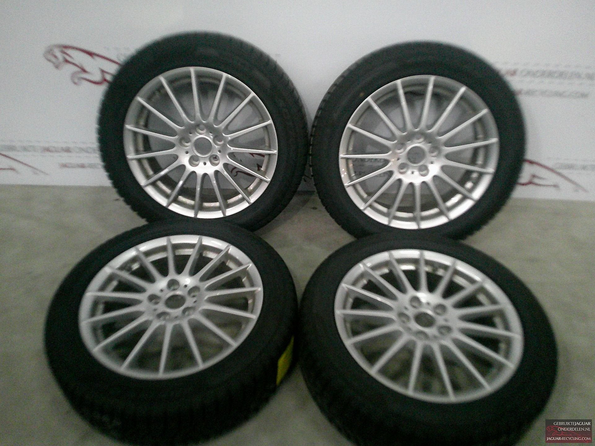 17″ Jaguar XE velgen set met Pirelli winterbanden set 2, Auto-onderdelen, Banden en Velgen, Gebruikt, -, -, Banden en Velgen