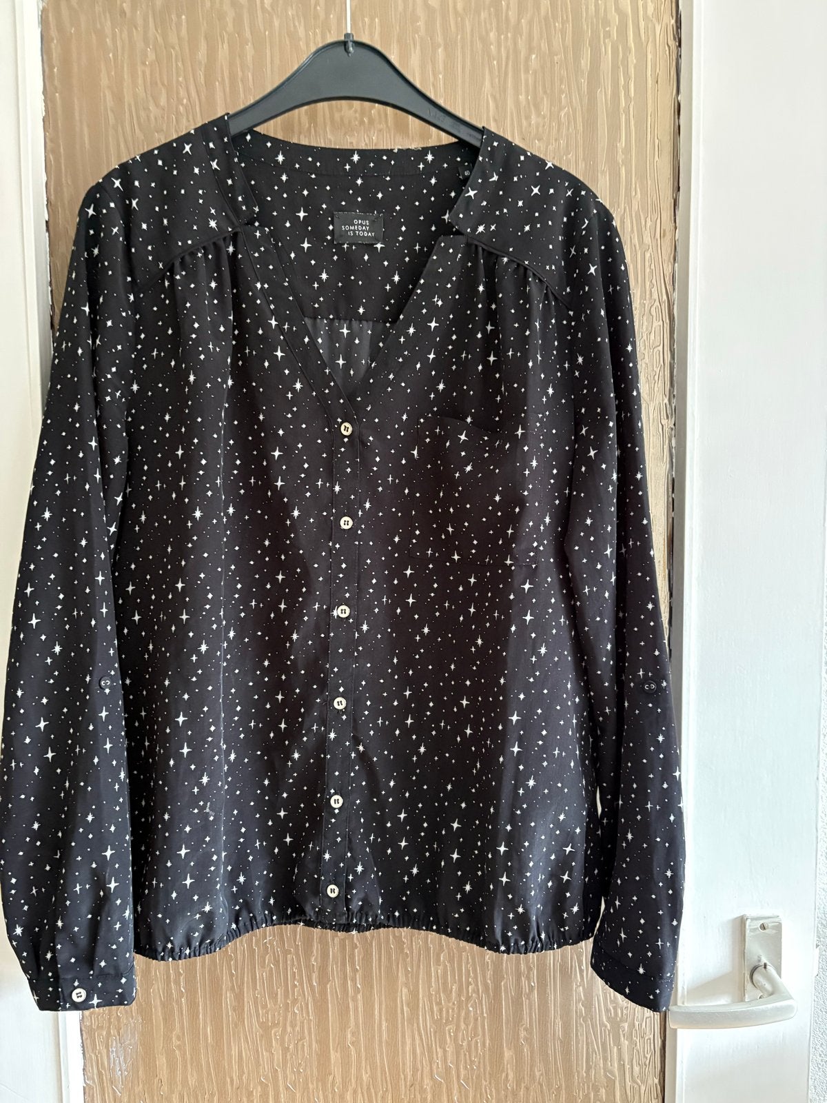 Zwarte blouse met witte sterretjes - Maat M, Ophalen of Verzenden, Zo goed als nieuw, Maat 38/40 (M), Zwart