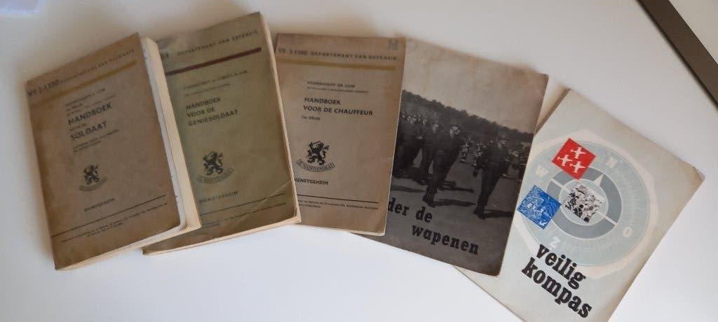 5 oude leger-boeken  Dept. van Defensie, Ophalen of Verzenden, 1945 tot heden, Gelezen, Landmacht