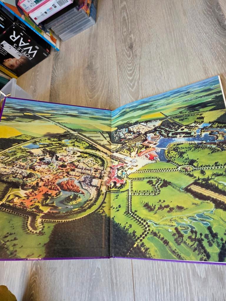 Euro Disney - Openingsboek 1992 - zeldzaam, Verzamelen, Disney, Ophalen of Verzenden, Leeuwenkoning of Jungle Boek, Zo goed als nieuw